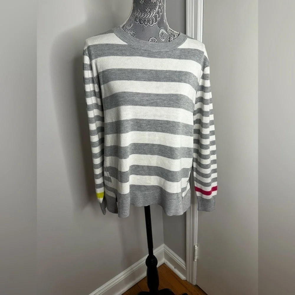 Women’s EV1 Grey And White Striped Large Pullover Lightweight Sweater.